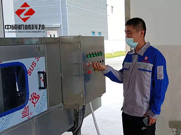 廣東星巴克配套箱清洗風干一體機調(diào)試